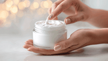 Pote de creme antissinais em uma mão, creme destinado à suavizar rugas e linhas de expressão