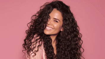 Mulher com cabelos cacheados