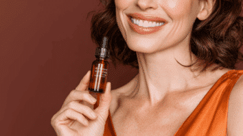 A imagem mostra uma mulher segurando um frasco de sérum, simbolizando o uso de ativos dermatológicos