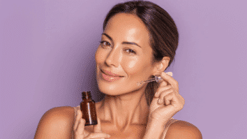 Mulher segurando um frasco de sérum na mão, para tratamento de rugas