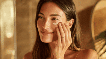 Mulher com creme para os olhos aplicado sob a pele abaixo dos olhos