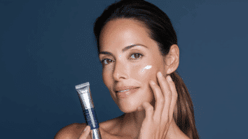 Mulher com creme antissinais aplicado sobre a pele do rosto