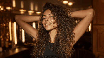 Mulher com cabelos cacheados