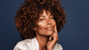 Mulher com creme aplicado sobre a pele