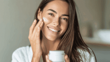 Mulher aplicando creme hidratante facial no rosto