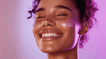 Mulher com uma pele viçosa e brilho saudável