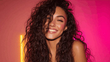 Mulher com cabelos cacheados