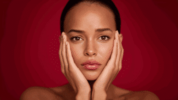 Mulher com as mãos no rosto