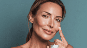 Mulher aplicando creme sobre a pele