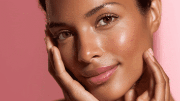 Mulher exibindo uma pele bonita e viçosa sem sinais marcantes de envelhecimento da pele