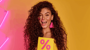 Mulher com cabelos cacheados