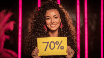 Mulher com cabelos cacheados