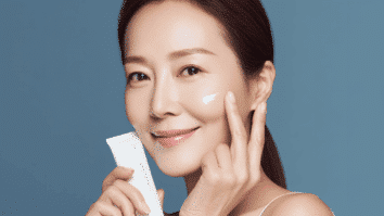 Mulher com creme aplicado sobre a pele do rosto