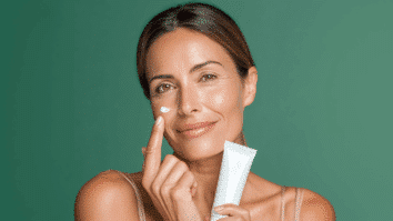 Mulher com creme aplicado sobre a pele