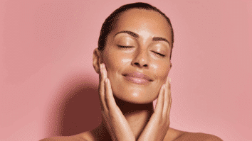 Mulher por volta dos 40 anos exibindo uma pele viçosa