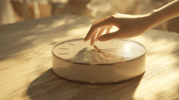 Dado pausando os ponteiros de um relógio simbolizando alguém desacelerando o tempo