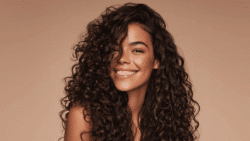 Mulher com cabelos cacheados