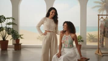 Duas mulheres brasileiras usando croppeds de crochê em cores diferentes em ambiente veranil