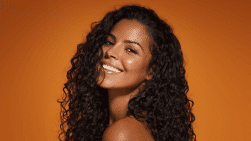 Mulher com cabelos cacheados