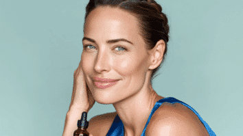 Mulher com frasco de sérum na mão