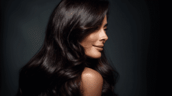 Mulher exibindo cabelos longos com brilho