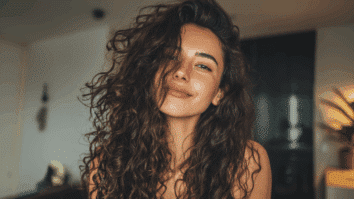 Mulher com cabelos cacheados