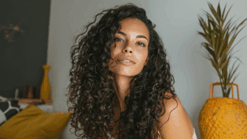 Mulher com cabelos cacheados