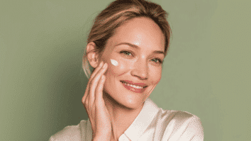 Mulher com produto de skincare aplicado sobre sua pele