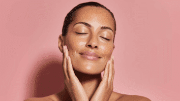 Mulher com a pele firme e viçosa