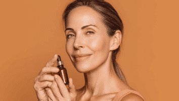 Mulher segurando um frasco de sérum antioxidante