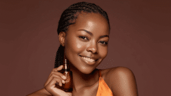 Mulher com frasco de sérum antienvelhecimento na mão direita