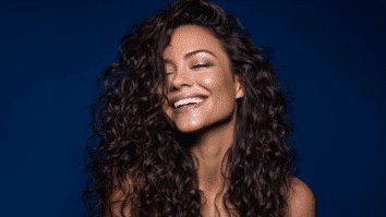 Mulher com cabelos cacheados