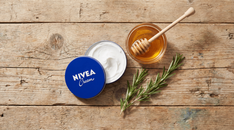Creme Nivea latinha azul e mel sobre uma mesa