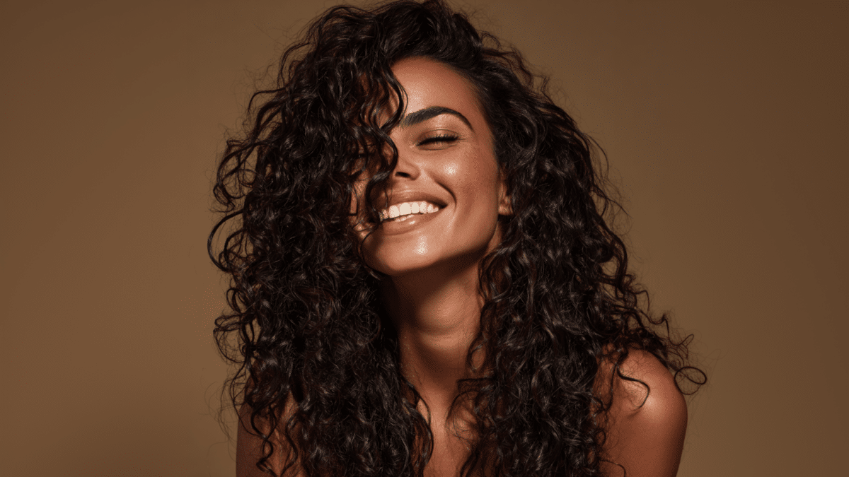 Mulher com cabelos cacheados