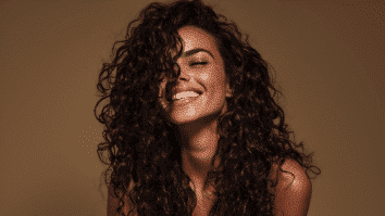 Mulher com cabelos cacheados