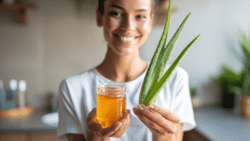 Mulher mostrando um pote de mel e folhas de babosa