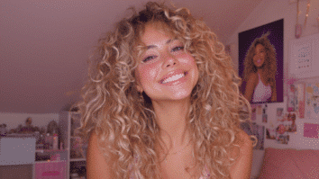 Mulher com cabelos cacheados