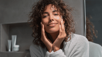 Mulher aplicando creme hidratante no rosto