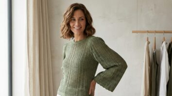 Mulher sorridente comusa de crochê verde com detalhes modernos em estúdio minimalista