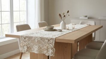 Caminho de mesa em crochê off-white com mega flores nas extremidades sobre mesa de madeira clara