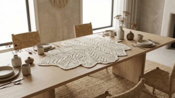 Mesa de jantar com centro de mesa em crochê off-white artesanal e louças neutras