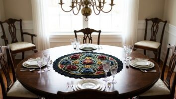 Centro de mesa de crochê estilo floral russo com flores coloridas sobre mesa de madeira elegante