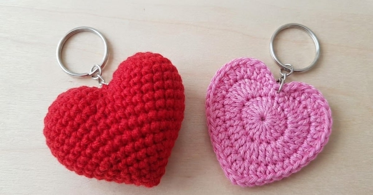 Chaveiros de crochê em formato de coração
