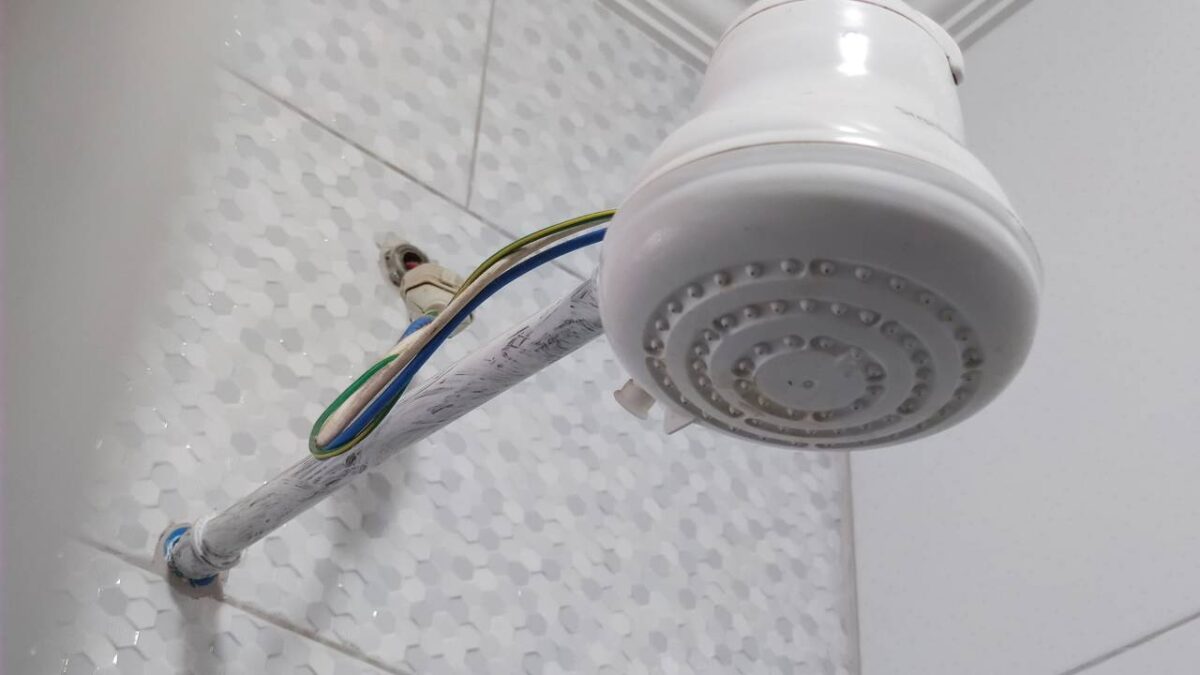 Chuveiro elétrico tipicamente brasileiro