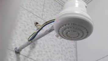 Chuveiro elétrico tipicamente brasileiro