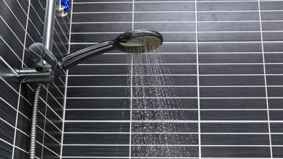 Chuveiro funcionando com queda d'água - Créditos: depositphotos.com / bermek