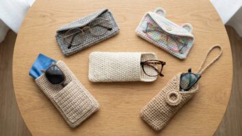 Cinco porta óculos de crochê com diferentes modelos de óculos dentro em flat lay