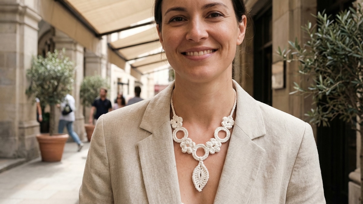 Mulher sorrindo usando colar de crochê branco com design moderno em ambiente urbano
