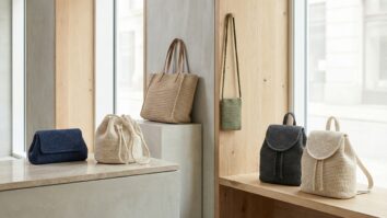 Coleção variada de bolsas de crochê incluindo clutch, tote bag, mochila e porta celular em cenário urbano elegante.