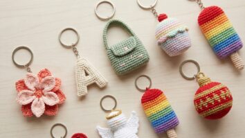 Coleção de chaveiros de crochê natalinos e afetivos sobre superfície neutra